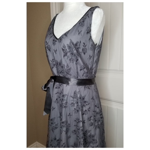 TAHARI ASL Lace Dress - Sleeveless - Knee-Length - Special Occasion - Picture 4 of 5